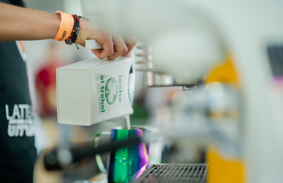 Barista vierte leche en una jarra durante la competencia