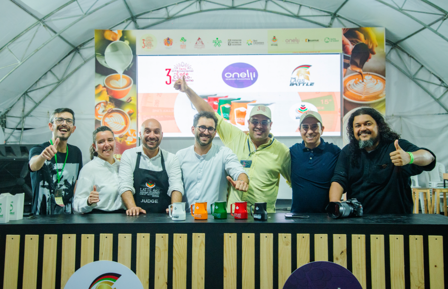 Jueces y organizadores de LAGS Battle posan en la barra con jarras de colores