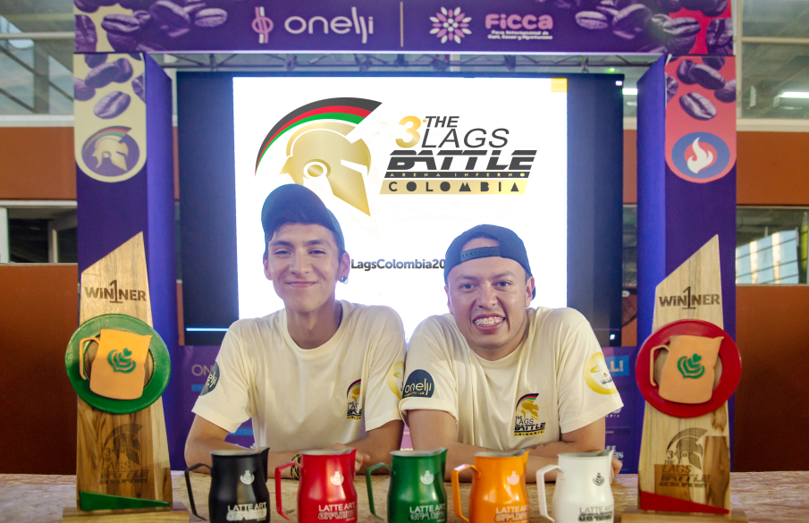 Dos campeones de LAGS Battle Colombia con sus trofeos y jarras de colores