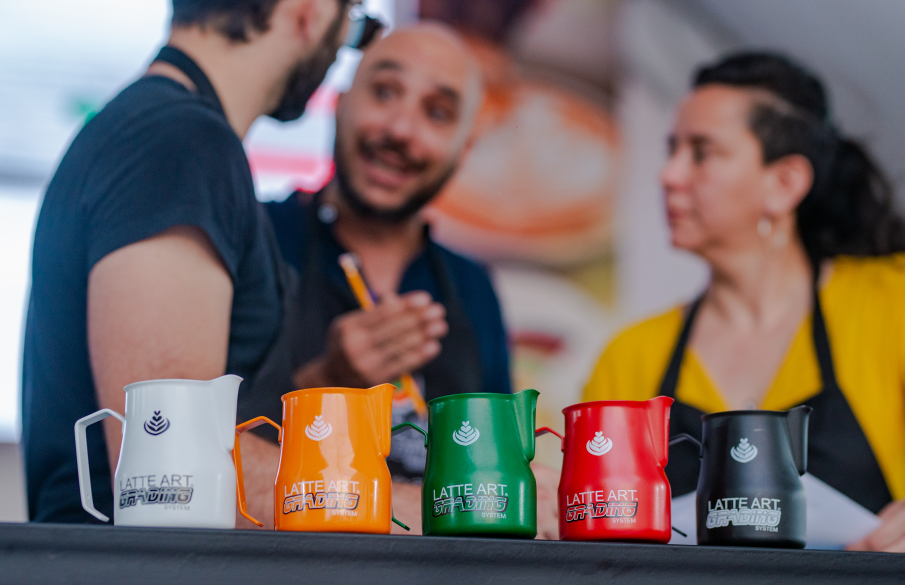 Jarras de leche de colores en la barra de competencia