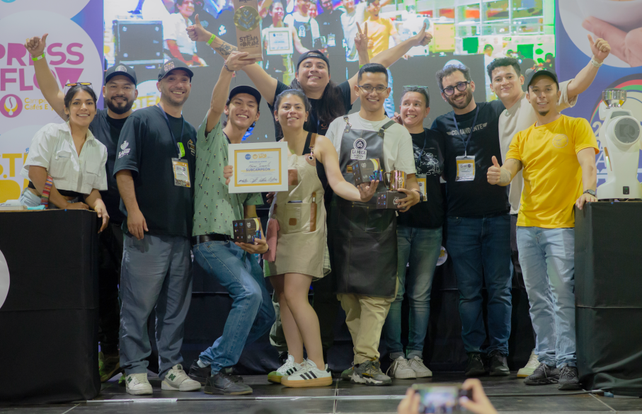 Ganadores celebran en la tarima de Showtime Lab con diplomas y premios
