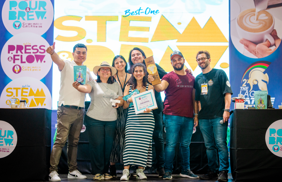 Ganadores de Steam & Draw posan con sus premios en la tarima